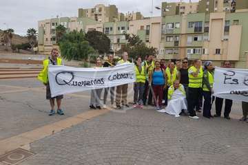 Los afectados por el retraso en el pago de las nóminas municipales exigen cobrar (Foto TA)